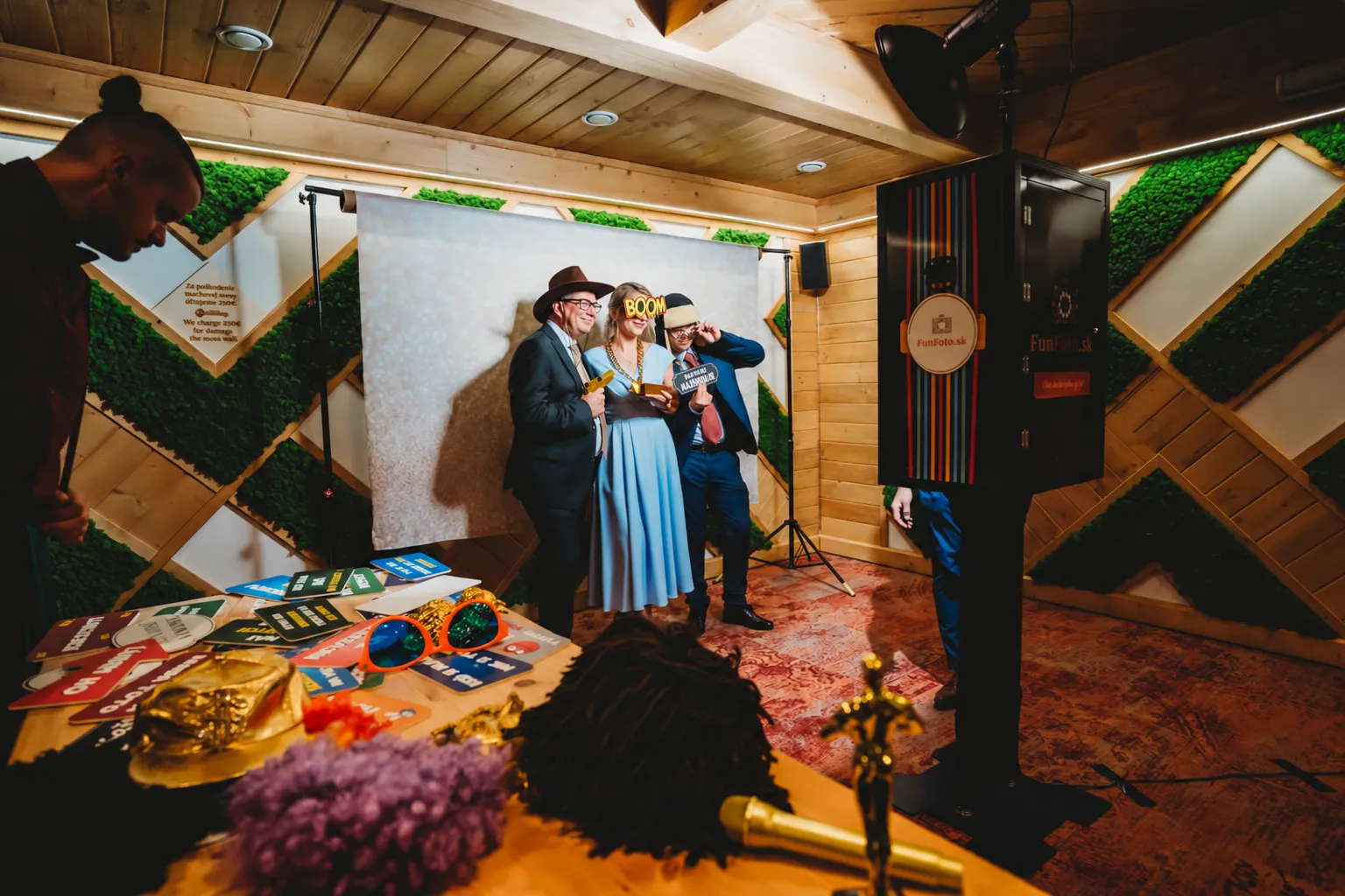 Fotokútik s rekvizitami a stojanom Funfoto.sk