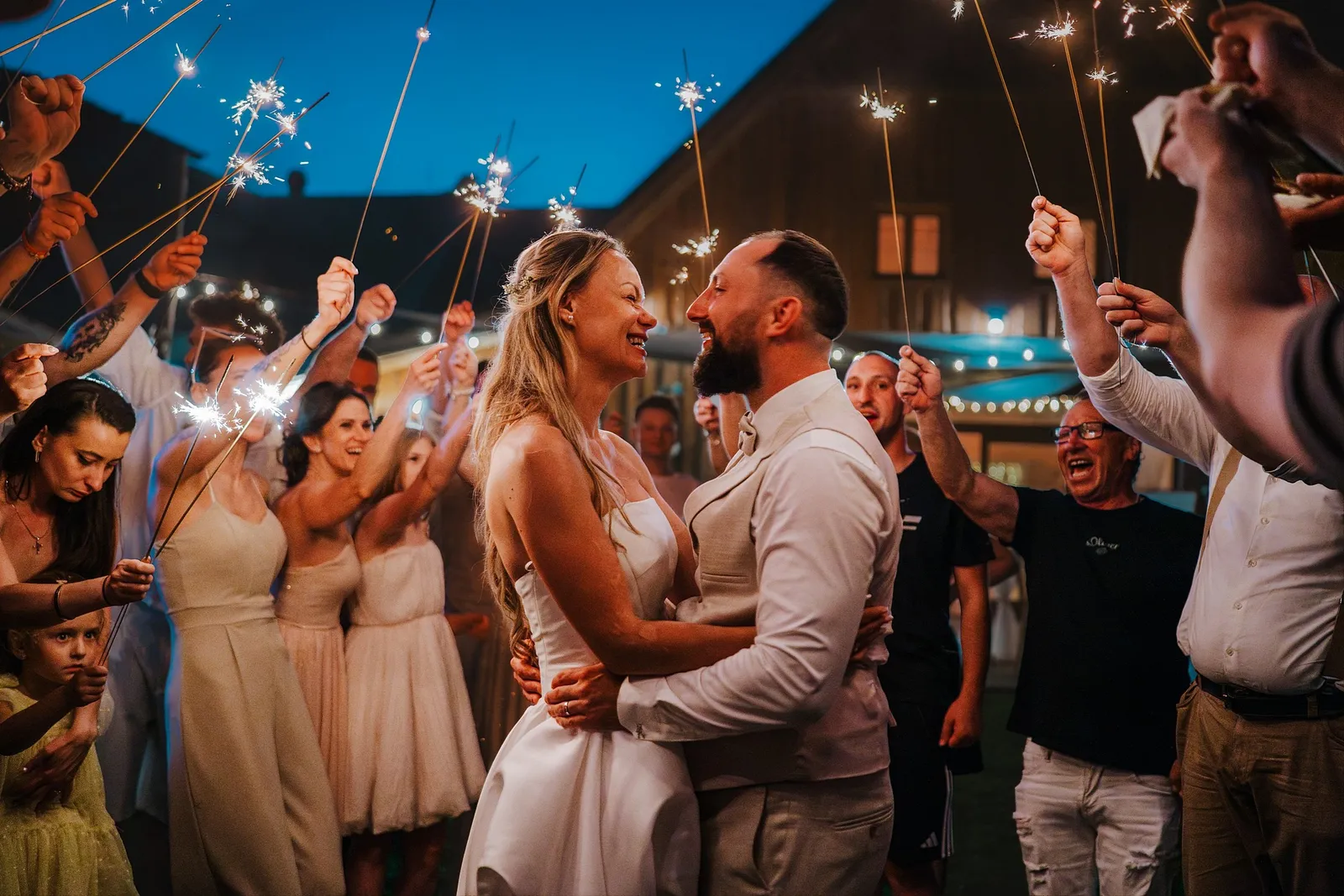 Novomanželia medzi hosťami s prskavkami