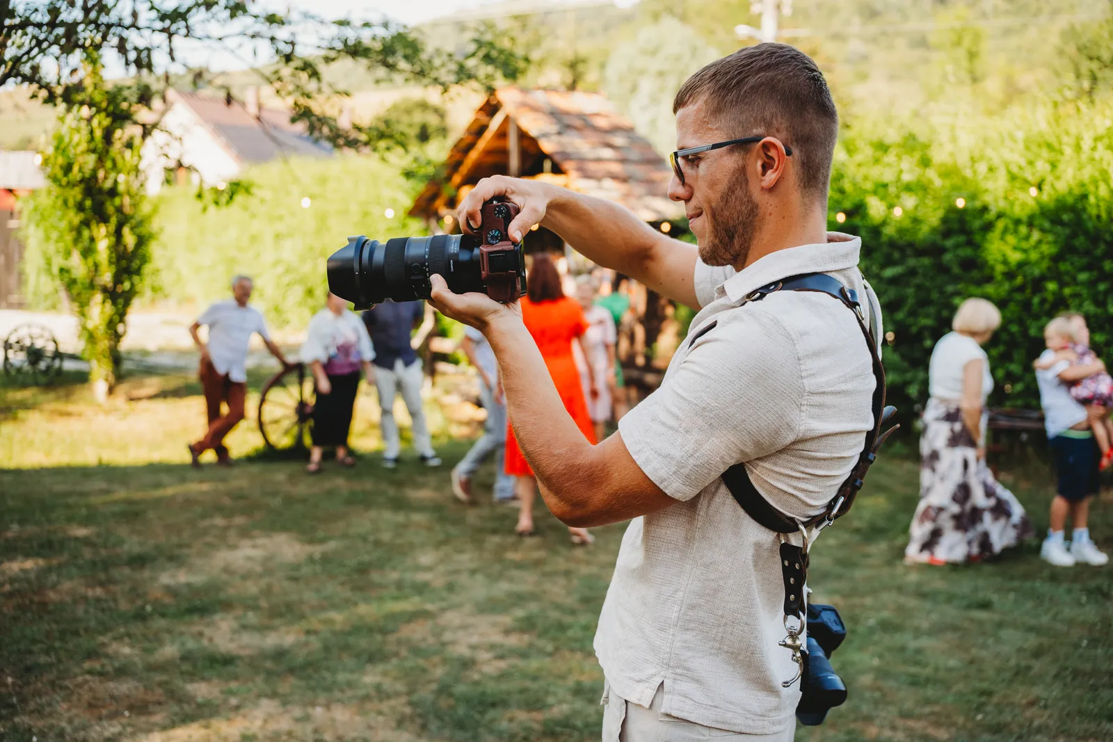 Michal Reiberger fotografuje svadobných hostí